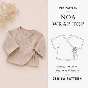 Puede incluir: Una blusa cruzada beige de manga larga en tela texturizada con cierre de lazo lateral. La imagen incluye el texto PDF PATTERN NOA WRAP TOP, Sizes: 1M-24M, Beginner Friendly, CERISA PATTERN y un dibujo lineal en blanco y negro.