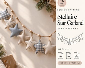 Op de afbeelding: Een naaipatroon voor een Stellaire sterrenslinger met een reeks stoffen sterren in blauw, beige en wit met diverse patronen zoals ruitjes, strepen en stippen, gescheiden door houten kralen, met PDF-iconen en tekst.