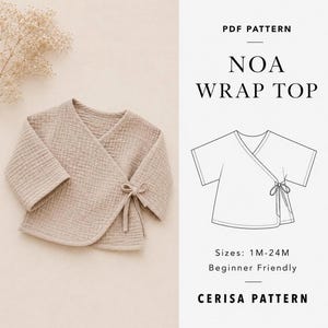 Può includere: Un top a portafoglio in mussola beige con maniche lunghe e chiusura laterale a fiocco. L'immagine include un disegno tecnico del cartamodello PDF con la scritta NOA WRAP TOP, Sizes: 1M-24M, Beginner Friendly, e CERISA PATTERN.