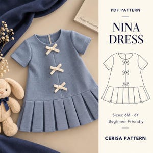 Puede incluir: Un vestido azul de manga corta con cuello redondo, cremallera trasera y tres lazos de color crema en la parte delantera. La falda tiene un dobladillo plisado. El texto dice PDF PATTERN NINA DRESS, Sizes: 6M - 6Y, Beginner Friendly, CERISA PATTERN.
