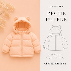 Könnte beinhalten: Eine pfirsichfarbene Steppjacke mit Kapuze, kleinen Bärenohren, Frontreißverschluss und langen Ärmeln. Daneben befindet sich eine technische Strichzeichnung derselben Jacke mit der Aufschrift PDF PATTERN PÊCHE PUFFER, Sizes: 0M-24M, CERISA PATTERN.