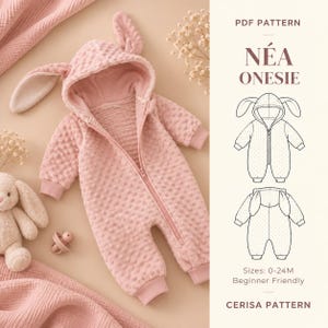 Puede incluir: Un mono de color rosa empolvado con textura, capucha con largas orejas de conejo, cremallera frontal y puños acanalados. La imagen incluye el texto PDF PATTERN NÉA ONESIE, un dibujo técnico de la prenda y Sizes: 0-24M Beginner Friendly.