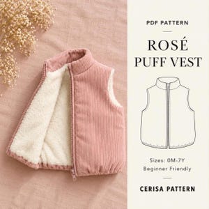 Peut inclure: Un gilet en velours côtelé rose poudré avec une doublure en fausse fourrure blanche et une fermeture éclair. Le texte indique PDF PATTERN ROSÉ PUFF VEST, Sizes: 0M-7Y, Beginner Friendly, CERISA PATTERN, avec un dessin du gilet.