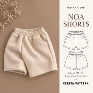 Può includere: Un paio di pantaloncini beige testurizzati con elastico in vita e tasche laterali. L'immagine include un'etichetta per cartamodello PDF intitolata NOA SHORTS, disegni al tratto dei pantaloncini, taglie 1M-7Y e il marchio CERISA PATTERN.