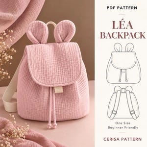 Peut inclure: Un sac à dos rose poudré avec deux oreilles arrondies sur le dessus, un rabat avant et une fermeture à cordon. Le texte indique PDF PATTERN LÉA BACKPACK, avec des dessins au trait du sac et le texte One Size Beginner Friendly CERISA PATTERN.