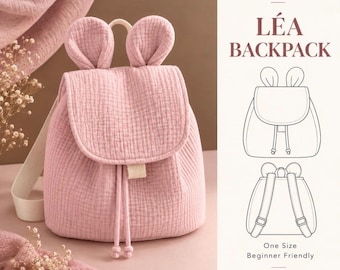 Könnte beinhalten: Ein altrosa Rucksack mit zwei abgerundeten Ohren oben, einer Frontklappe und einem Kordelzugverschluss. Der Text lautet PDF PATTERN LÉA BACKPACK, mit Strichzeichnungen des Rucksacks und dem Text One Size Beginner Friendly CERISA PATTERN.