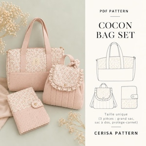 Op de afbeelding: Een PDF-patroon voor een Cocon Bag Set van Cerisa Pattern, bestaande uit een draagtas, een kleine rugzak met ruches en een notitieboekhoes. Alle items zijn gemaakt van lichtroze doorgestikte stof met een delicaat bloemenpatroon.