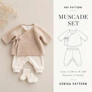 Peut inclure: Une veste cache-cœur beige avec un lien latéral, un pantalon blanc à boutons-pression et des chaussettes blanches. Le texte indique PDF PATTERN MUSCADE SET, Sizes: 0-3M to 18-24M, Beginner Friendly, CERISA PATTERN, avec un croquis des vêtements.