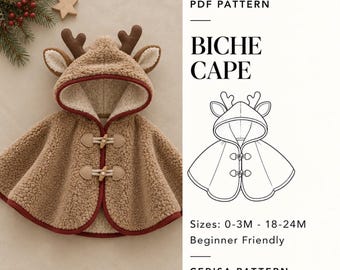 Op de afbeelding: Een beige sherpa fleece cape met een capuchon voorzien van bruine rendiergeweien en oren. De cape heeft twee beige knevelsluitingen en een donkerrode rand. Tekst: PDF PATTERN BICHE CAPE, Sizes: 0-3M - 18-24M, Beginner Friendly, CERISA PATTERN.