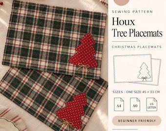 Op de afbeelding: Een PDF-naaipatroon voor Houx Tree placemats, met rechthoekige placemats in een groen, rood en wit ruitpatroon en een rode kerstboomapplicatie met stippen. Inclusief A4, A0 en US Letter formaten van 45 x 33 cm.