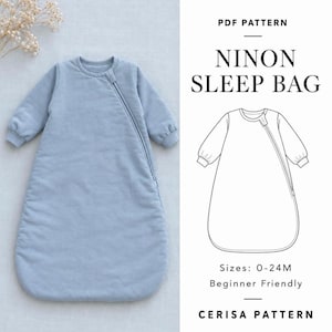 Peut inclure: Une gigoteuse à manches longues bleu clair avec une fermeture éclair diagonale. L'image contient le texte : PDF PATTERN NINON SLEEP BAG, Sizes: 0-24M, Beginner Friendly, CERISA PATTERN. La gigoteuse a un col rond et des poignets élastiqués.