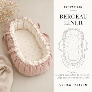 May include: A dusty pink fabric bassinet liner with a cream-coloured interior featuring a small floral print. The product includes a PDF pattern with the text BERCEAU LINER, 2 tailles: Standard pour un fond de 76 x 34 cm, Large pour un fond de 82 x 38 cm, CERISA PATTERN.