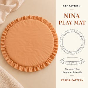 Può includere: Un tappetino da gioco rotondo color terracotta con bordo arricciato. L'immagine include il testo PDF PATTERN NINA PLAY MAT, un disegno al tratto del tappetino e il testo Diameter: 90 cm, Beginner Friendly e CERISA PATTERN.