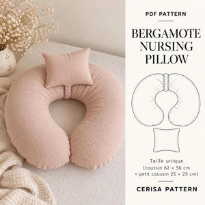 Könnte beinhalten: Ein altrosa Stillkissen mit einem passenden kleinen quadratischen Kissen, das durch ein Band befestigt ist. Der Text lautet PDF PATTERN BERGAMOTE NURSING PILLOW, mit einer Skizze und Maßen von 62 x 56 cm und 25 x 25 cm, CERISA PATTERN.