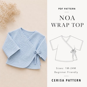 Op de afbeelding: Een lichtblauwe overslagtop van gestructureerde stof met lange mouwen en een striksluiting aan de zijkant. De afbeelding bevat een PDF PATTERN label, een lijntekening van de top, de tekst NOA WRAP TOP, maten 1M-24M en merknaam CERISA PATTERN.