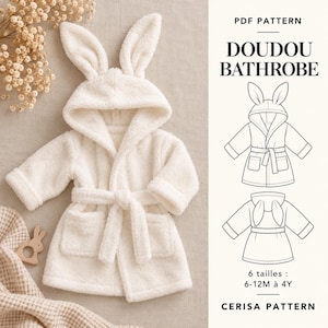 Könnte beinhalten: Ein cremefarbener, langärmeliger Bademantel mit Kapuze, Hasenohren an der Kapuze, einem Bindegürtel und zwei Vordertaschen. Das Bild enthält den Text PDF PATTERN, DOUDOU BATHROBE, 6 tailles: 6-12M à 4Y und CERISA PATTERN mit Strichzeichnungen.