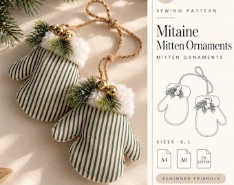 Op de afbeelding: Twee stoffen wantenornamenten met een donkergroen en wit verticaal strepenpatroon, witte imitatiebont boorden, kleine groene dennentakjes en gouden belletjes. Aan elk ornament zit een jute touwtje om op te hangen. Tekst: Mitaine Mitten Ornaments.