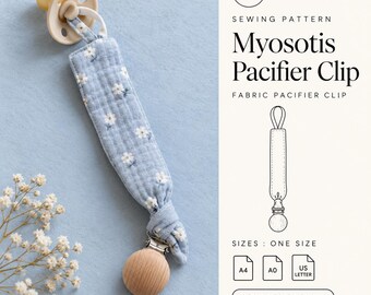 Op de afbeelding: Een naaipatroon voor een Myosotis speenkoord met een lichtblauwe stoffen band met witte bloemenprint, een beige speen en een ronde houten clip. Het document bevat de tekst: PDF, SEWING PATTERN, Myosotis Pacifier Clip, FABRIC PACIFIER CLIP, SIZES: ONE SIZE, A4, A0, US LETTER, BEGINNER FRIENDLY, CERISA PATTERN.