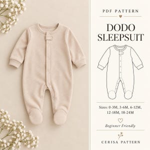 Può includere: Una tutina beige a maniche lunghe con piedini, chiusura frontale con bottoni a pressione e una piccola linguetta sullo scollo. L'immagine include un disegno tecnico del capo etichettato PDF PATTERN DODO SLEEPSUIT con le taglie da 0-3M a 18-24M.