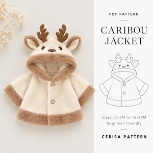 Può includere: Una giacca con cappuccio in pelliccia sintetica color crema e marrone con corna di renna sul cappuccio e due bottoni frontali. Accanto alla giacca c'è un disegno al tratto del capo etichettato PDF PATTERN CARIBOU JACKET con taglie 0-3M a 18-24M e CERISA PATTERN.