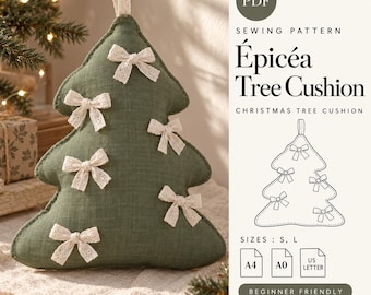 Op de afbeelding: Een groen stoffen kerstboomkussen met een ophanglus van kant en zes kleine witte kanten strikjes aan de voorzijde. De afbeelding bevat de tekst: PDF SEWING PATTERN Épicéa Tree Cushion, maten S, L, A4, A0, US LETTER, CERISA PATTERN.