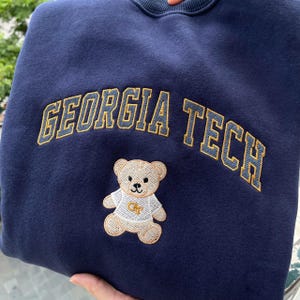 Camiseta bordada de urso de pelúcia da faculdade: camiseta universitária personalizada