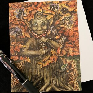Peut inclure: Une illustration fantaisiste d'un esprit des arbres aux grandes oreilles et à l'expression sage, entouré de hiboux dans un décor forestier. L'esprit des arbres tient un petit hibou dans ses bras. L'illustration est peinte dans des tons chauds de brun, de vert et d'orange.