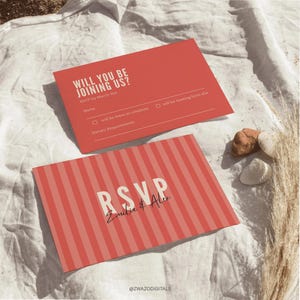 Pode incluir: Dois cart&otilde;es RSVP corais com texto branco. Um cart&atilde;o diz "WILL YOU BE JOINING US?" e o outro diz "RSVP Emilie & Alex". Os cart&otilde;es est&atilde;o em uma superf&iacute;cie branca texturizada, com elementos decorativos.