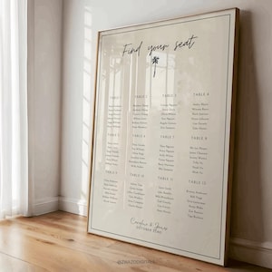 Puede incluir: Un plano de asientos de boda beige con un gráfico de palmera y el texto "Find your seat". El gráfico enumera los nombres de los invitados por número de mesa. La parte inferior del gráfico incluye el texto "Caroline & James, October 22nd".