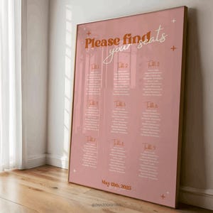 Puede incluir: Un plano de asientos de boda rosa con estrellas doradas y el texto "Please find your seats" en una fuente retro. El plano enumera los nombres de los invitados por número de mesa. La fecha "May 12th, 2025" está impresa en la parte inferior.