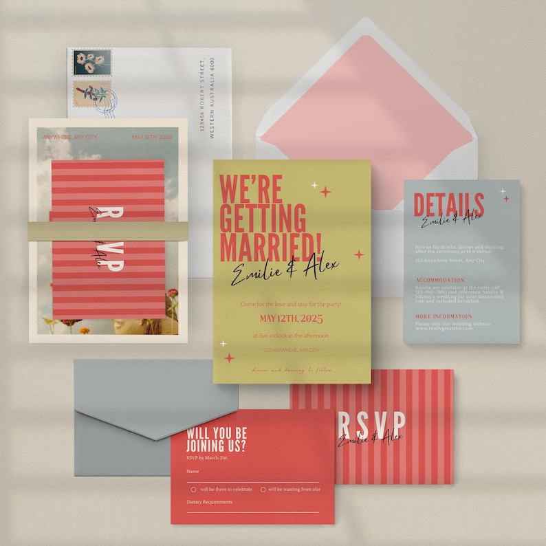 Pode incluir: Um conjunto de papelaria de casamento, incluindo convites, cart&otilde;es RSVP e envelopes. O cart&atilde;o de convite principal &eacute; amarelo com texto vermelho que diz "We're Getting Married!" e os nomes "Emilie & Alex". Outros cart&otilde;es s&atilde;o vermelhos e cinzentos.