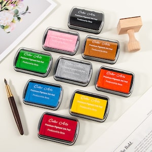 Poduszka z tuszem Dovecraft Ink, poduszka z tuszem w wielu kolorach, tworzenie kartek okolicznościowych, rezerwacja albumów, gumowa poduszka z tuszem do stempli. Poduszka z tuszem w kolorze czarnym, niebieskim, fioletowym, zielonym lub czerwonym.