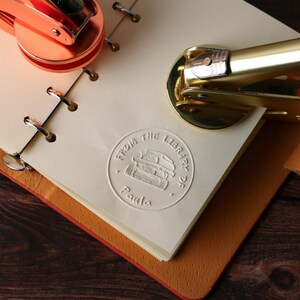 Roségouden reliëfdruk, aangepaste bibliotheekreliëf, gepersonaliseerde reliëfdruk, reliëfzegel, bibliotheek, penelope, boekembosser, ex libris-embosser.