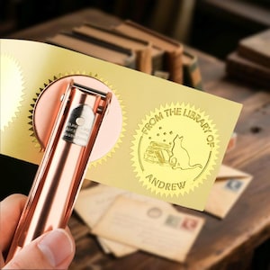 Gepersonaliseerde reliëfdruk, aangepaste roségouden reliëfdruk, aangepaste bibliotheekreliëf, reliëfzegel, bibliotheek, boekembosser, ex libris-embosser.