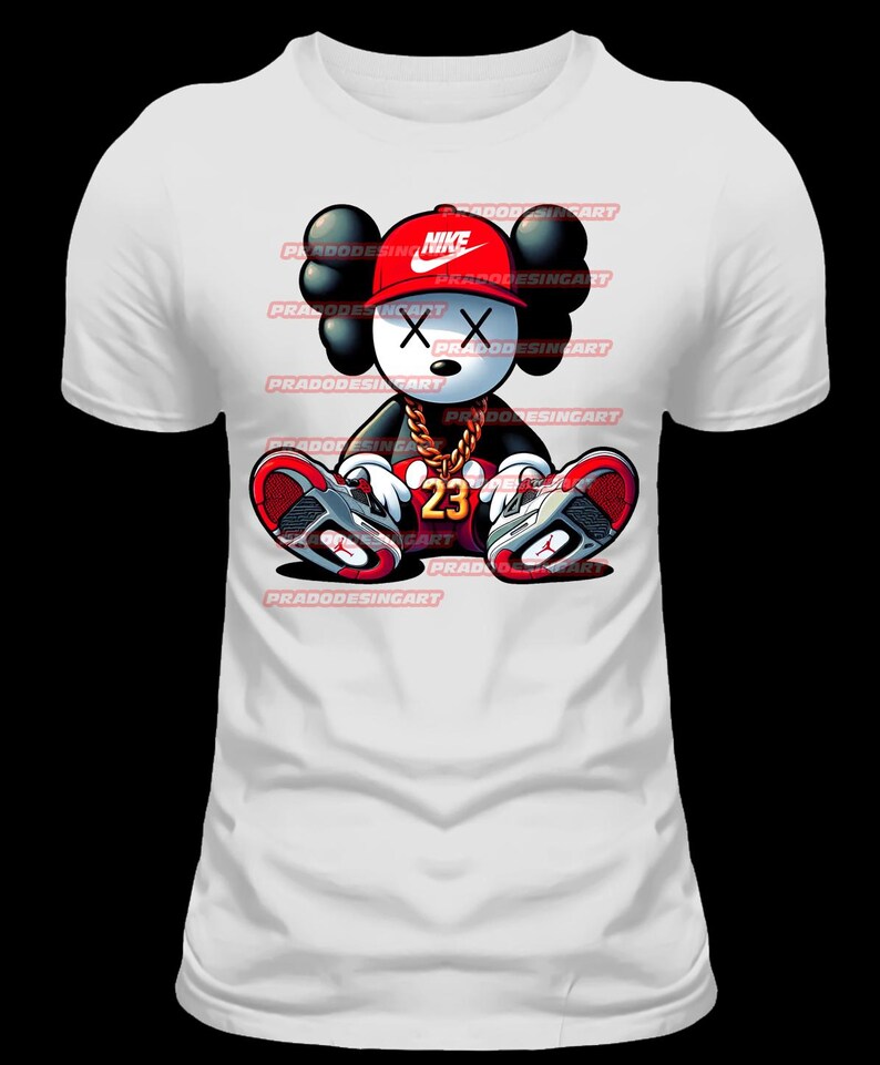 K&ouml;nnte beinhalten: Wei&szlig;es T-Shirt mit einer Cartoon-Illustration eines schwarz-wei&szlig;en Charakters, der einen roten Nike-Hut, eine goldene Kette und rote und schwarze Turnschuhe tr&auml;gt. Der Charakter hat ein 'X' f&uuml;r Augen und die Nummer '23' auf seiner Brust.
