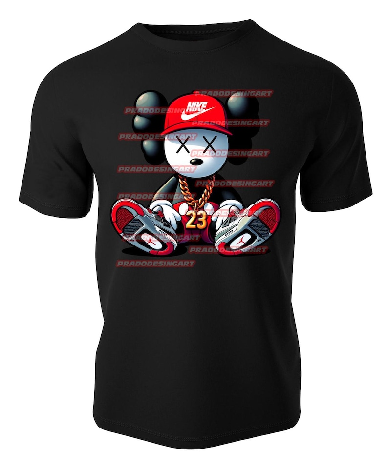 K&ouml;nnte beinhalten: Schwarzes T-Shirt mit einer Cartoon-Illustration eines Mickey-Mouse-Charakters, der einen roten Nike-Hut, eine goldene Kette und rote und wei&szlig;e Turnschuhe tr&auml;gt. Der Charakter hat ein X f&uuml;r Augen und die Nummer 23 auf seiner Brust.