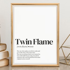 Puede incluir: Una impresión de arte imprimible en blanco y negro con un marco dorado. La impresión presenta la palabra "Twin Flame" en negrita con una definición debajo. La definición dice: "El que te hace sentir tan tranquilo y a la vez tan en llamas TODO el tiempo. El que siempre supiste que estabas esperando. Tu otra mitad de tu alma, tu espejo. Una persona que se formó a partir de la misma alma original que tú mismo."