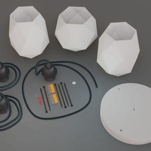 Pu&ograve; includere: Un kit di lampada a sospensione moderno con tre paralumi geometrici bianchi, cavi neri e una piastra a soffitto rotonda. Include l'hardware per l'installazione. I paralumi hanno un design sfaccettato.