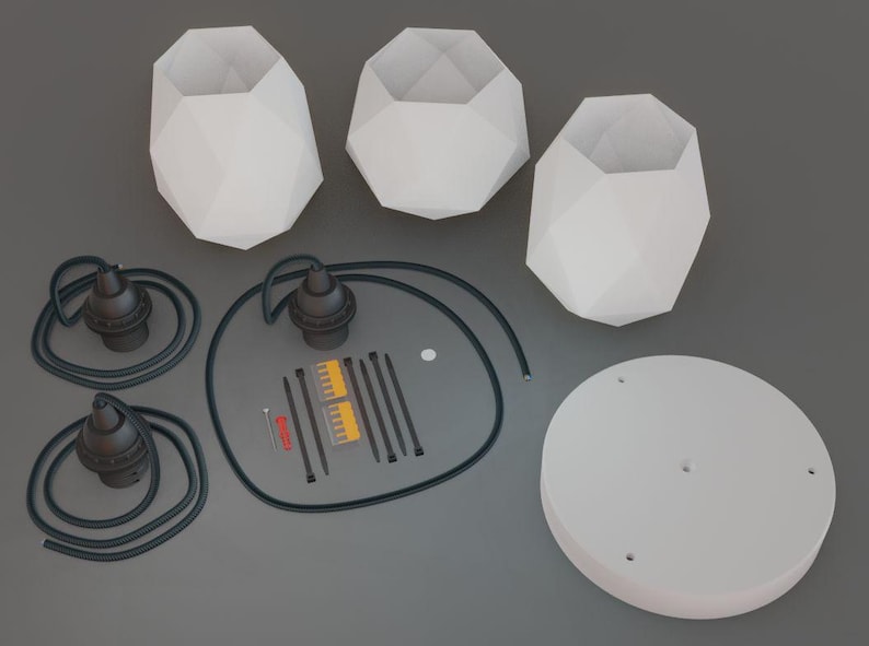 Pu&ograve; includere: Un kit di lampada a sospensione moderno con tre paralumi geometrici bianchi, cavi neri e una piastra a soffitto rotonda. Include l'hardware per l'installazione. I paralumi hanno un design sfaccettato.