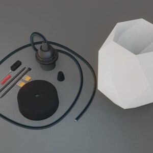 Pu&ograve; includere: Un kit di lampada a sospensione moderna con un paralume geometrico bianco. Il kit include un portalampada nero, una calotta a soffitto nera, un cavo nero e vari componenti di installazione. Il paralume ha un design sfaccettato.