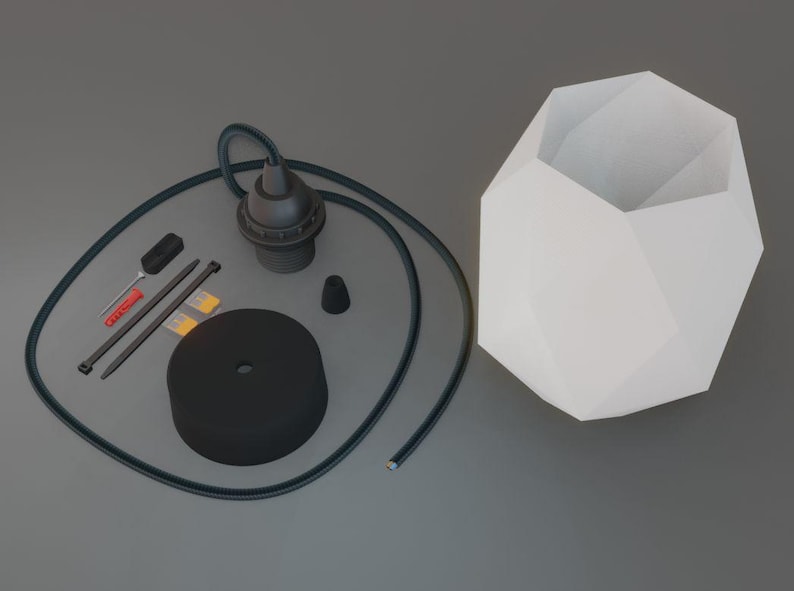Pu&ograve; includere: Un kit di lampada a sospensione moderna con un paralume geometrico bianco. Il kit include un portalampada nero, una calotta a soffitto nera, un cavo nero e vari componenti di installazione. Il paralume ha un design sfaccettato.