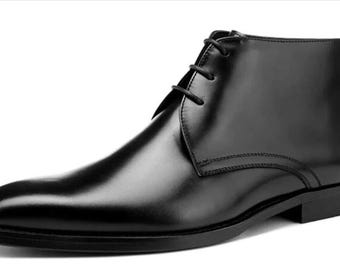 Botas Chukka de media caña elegantes de cuero genuino de color negro hechas a mano para hombre