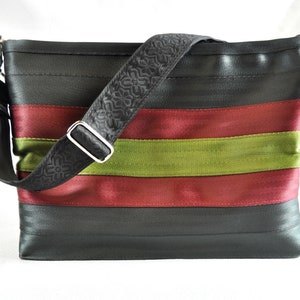 Bolso bandolera con cinturón de seguridad reciclado de Souldier en tonos oliva y burdeos de Hawthorne