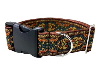 Könnte beinhalten: Ein Hundehalsband mit schwarzer Kunststoffschnalle und silbernem Metall-D-Ring. Das Halsband hat einen gemusterten Stoff mit dunkelgrünem Hintergrund und orangefarbenen, gelben und goldenen Dekorationselementen. Die Ränder des Halsbandes sind mit braunem Stoff eingefasst.