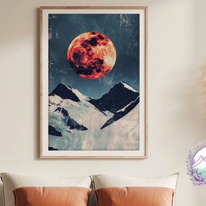 Könnte beinhalten: Ein digitaler Kunstdruck mit einem großen, feurigen roten Mond, der über schneebedeckte Berge aufgeht. Der Hintergrund ist dunkelblau mit einem Vintage-Effekt und einer Textur.