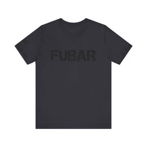 Puede incluir: Una camiseta gris oscuro con la palabra "FUBAR" impresa en negro en la parte delantera.