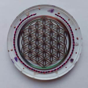 Energy disc cast from epoxy resin, with energized semi-precious stones: rock crystal, rose quartz, amethyst. Flower of Life