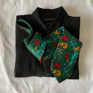 Cravatta da uomo in seta verde MOSCHINO anni '90/modello casinò con carte da gioco/autentica e vintage/prodotta in Italia/abito da sposo/regalo per la festa del papà