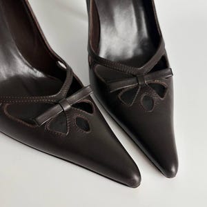 Escarpins à nœud découpé Dolce & Gabbana authentiques | Escarpins à talons aiguilles en cuir marron foncé | Bout pointu | Chaussures de luxe pour femmes | 37 États-Unis 7 image 4