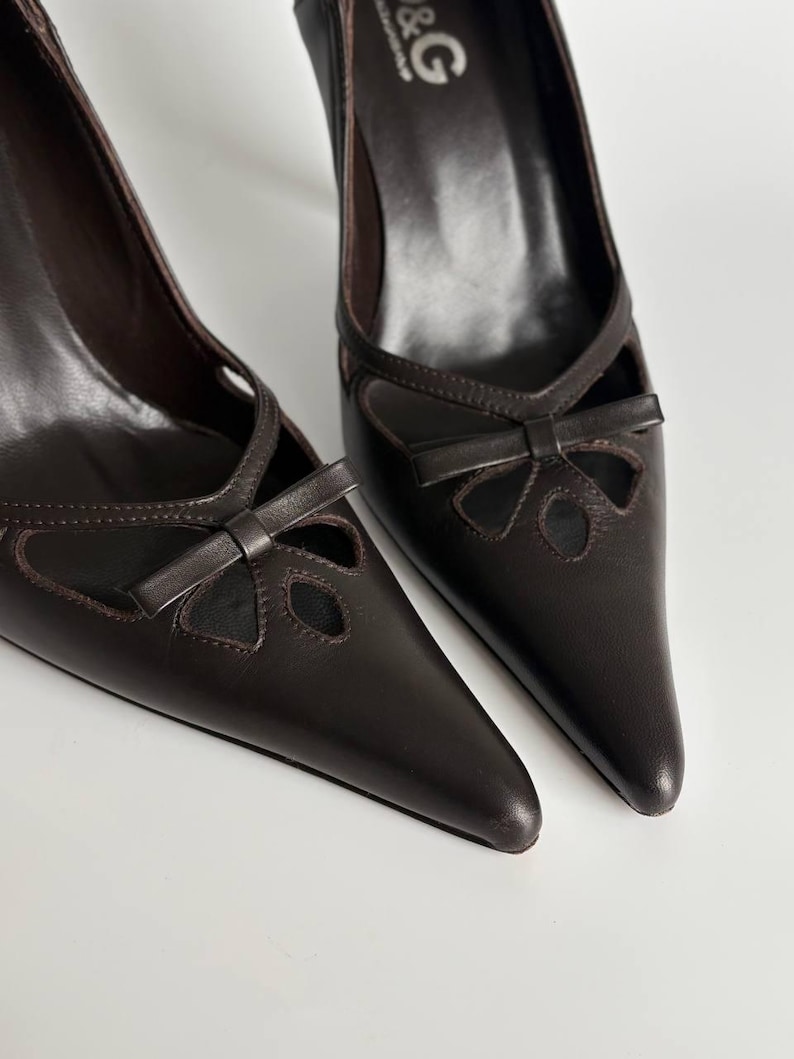 Escarpins à nœud découpé Dolce & Gabbana authentiques | Escarpins à talons aiguilles en cuir marron foncé | Bout pointu | Chaussures de luxe pour femmes | 37 États-Unis 7 image 4